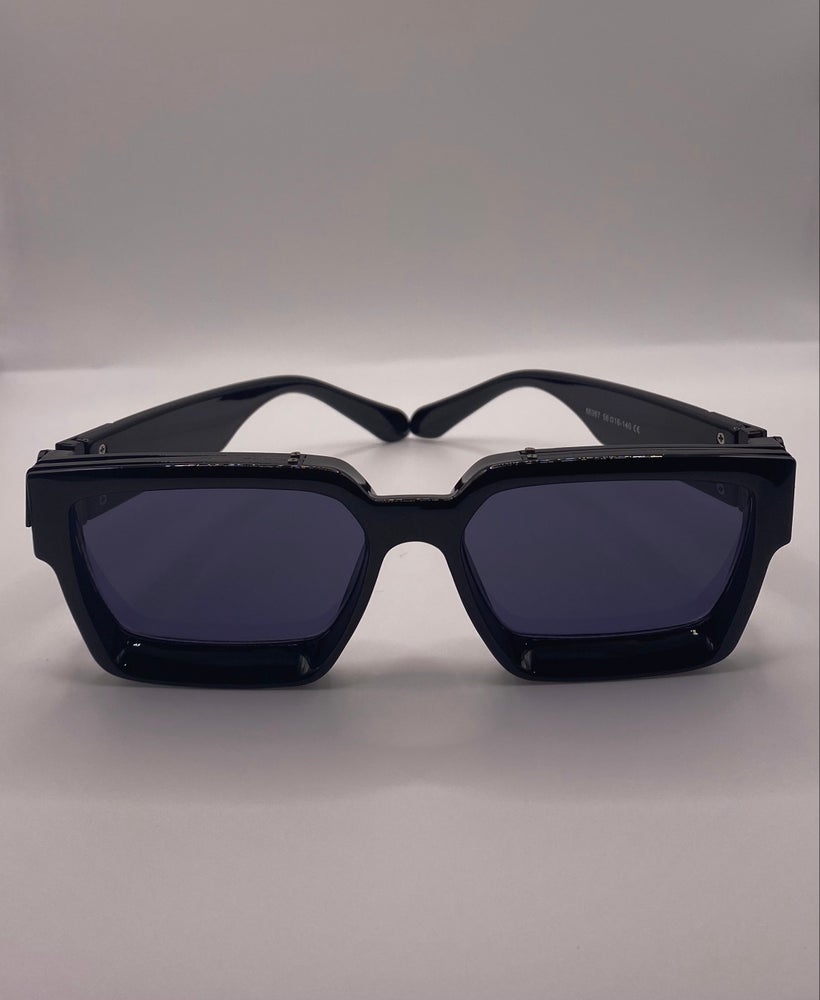 black frame unisex sunglasses with black lens