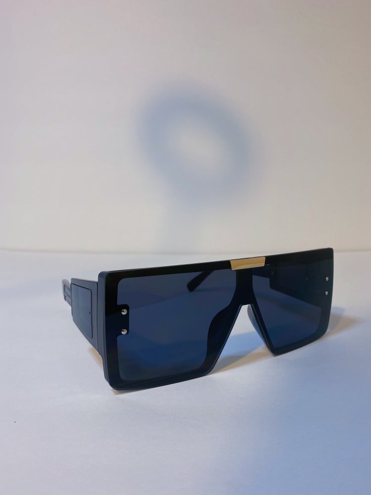black square frame sunglasses with black lens 